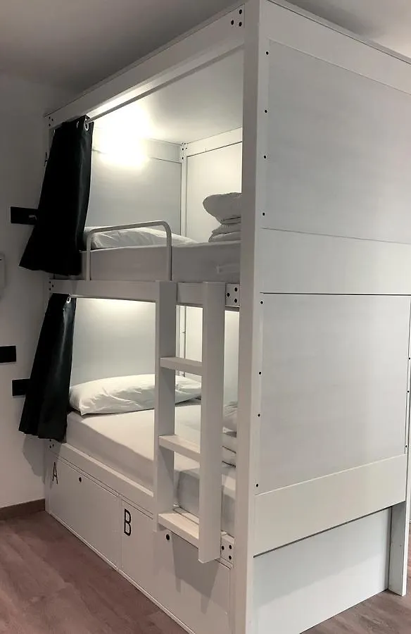 Airhostel Barcelona Airport 24H El Prat de Llobregat 0*,